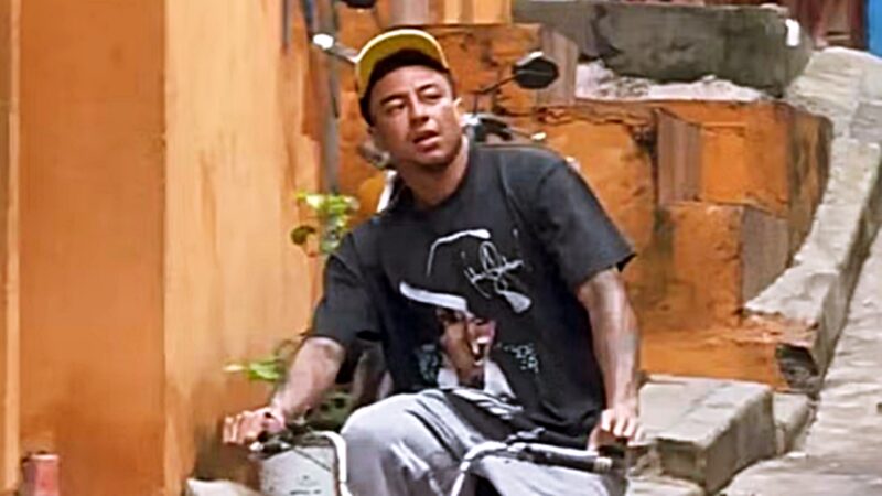 Jesse Lingard visita Heliópolis para gravação de projeto com o Corinthians