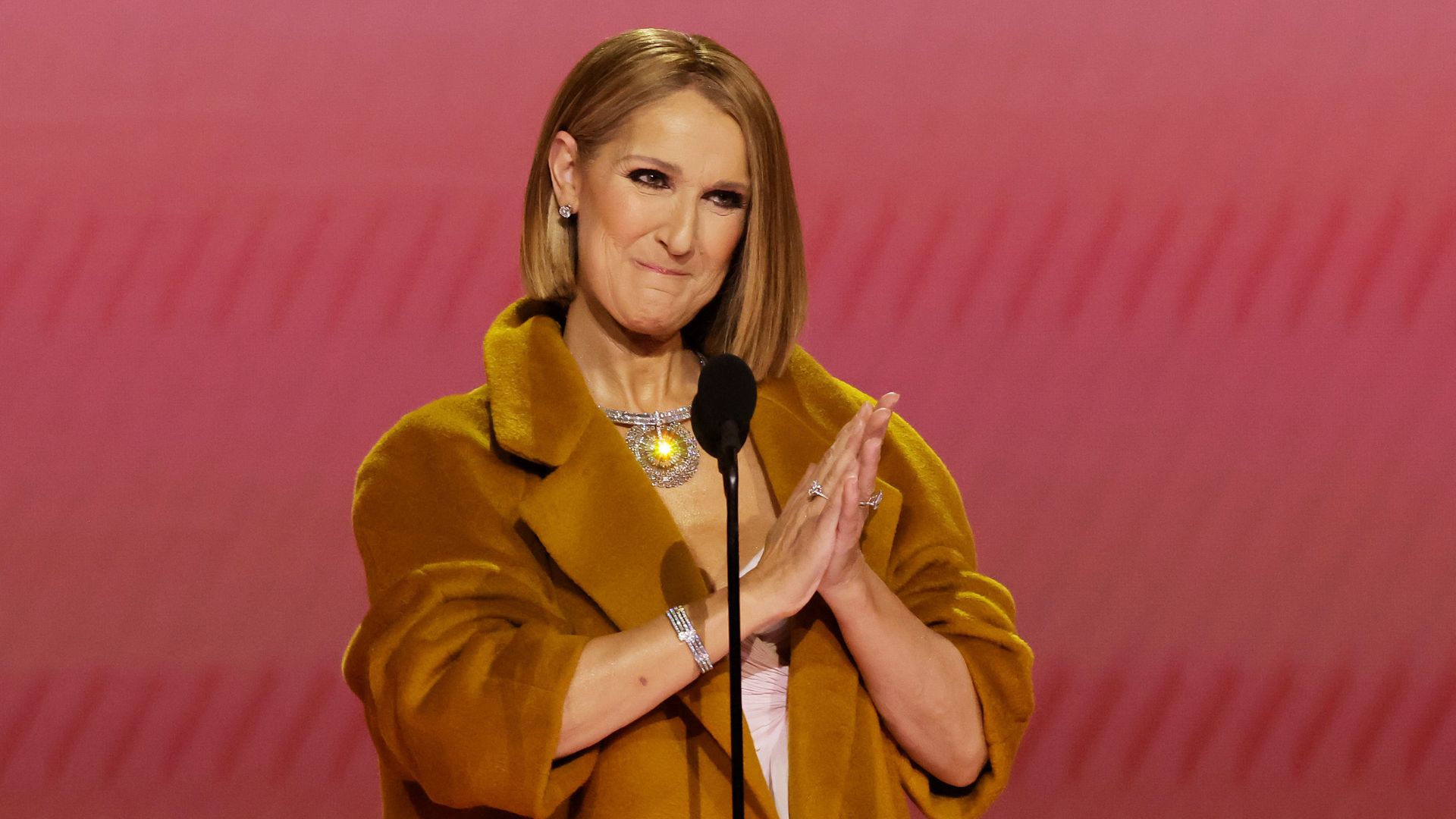 Céline Dion anuncia retorno aos palcos em Paris com série de shows em 2026