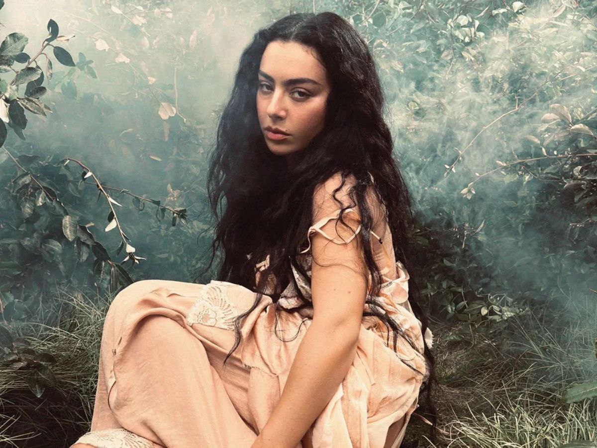 Como assistir "The Moment", filme de Charli XCX, nos serviços de streaming
