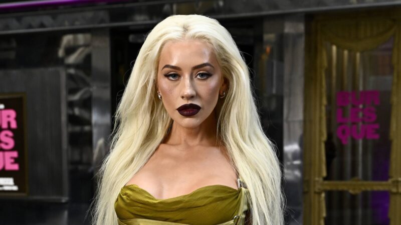 Christina Aguilera provoca críticas no México por gafe e apresentação curta
