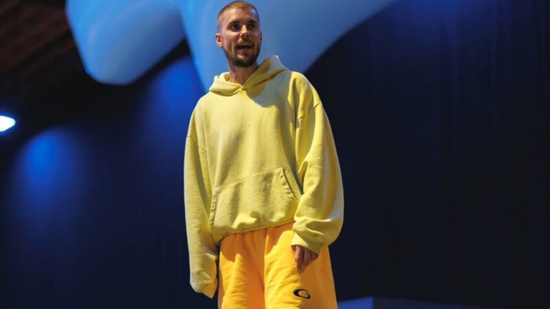 Justin Bieber faz apresentação intimista em Los Angeles com a presença do filho antes do Coachella