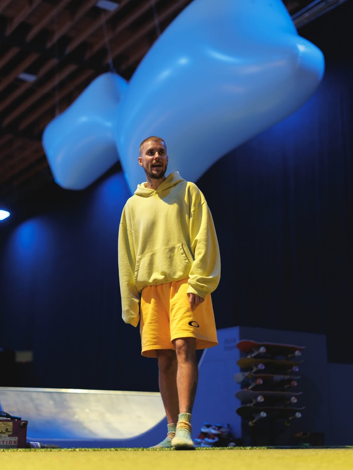 Justin Bieber faz apresentação intimista em Los Angeles com a presença do filho antes do Coachella