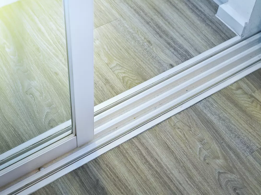 Quando vale a pena usar portas de correr em apartamentos