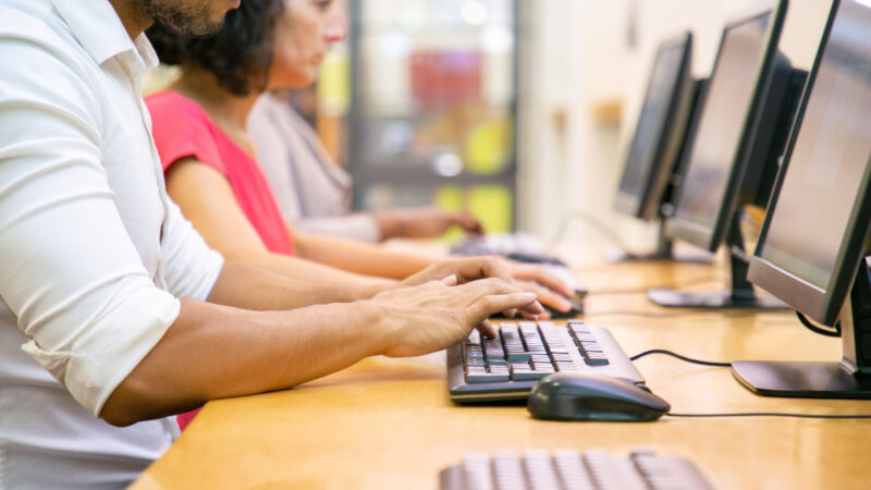 Setor de serviços avança 0,3% em janeiro e retoma nível recorde