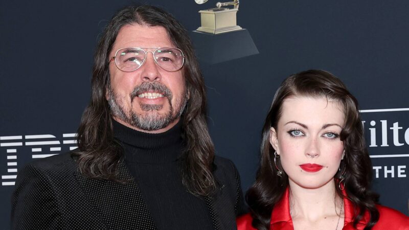 Violet Grohl diz que camiseta erótica do pai inspirou seu novo single “595”