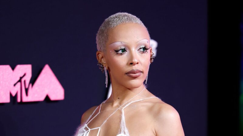 Doja Cat defende atitude de Chappell Roan ao enfrentar paparazzi em Paris