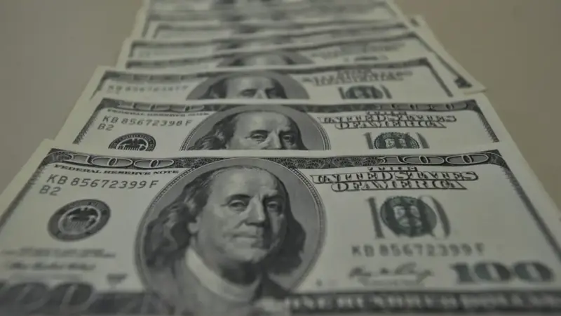 Dólar sobe e petróleo disparam após ataque militar ao Irã