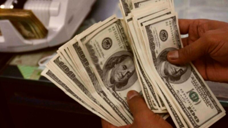 Dólar recua para R$ 5,24 em dia de correção após alta matinal