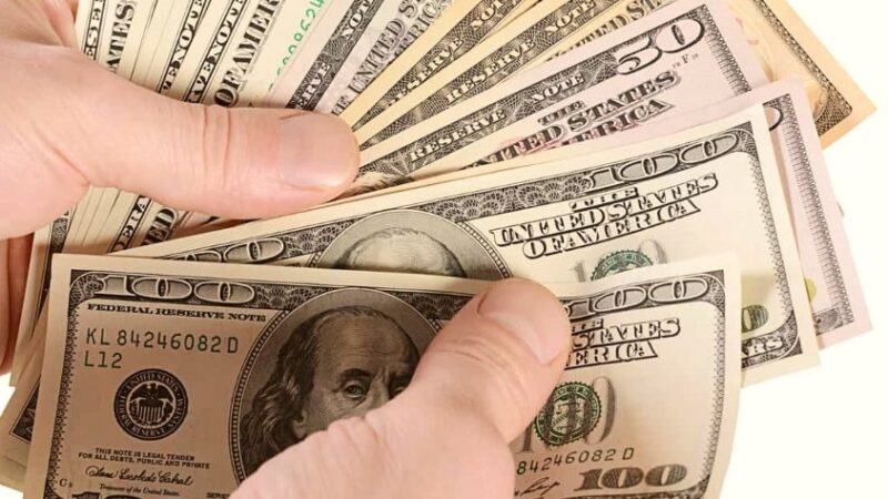 Dólar ultrapassa R$ 5,30 e Ibovespa recua 2,25% em dia de tensão internacional