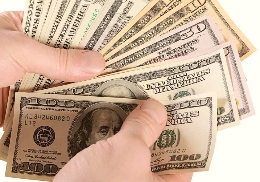 Dólar ultrapassa R$ 5,30 e Ibovespa recua 2,25% em dia de tensão internacional