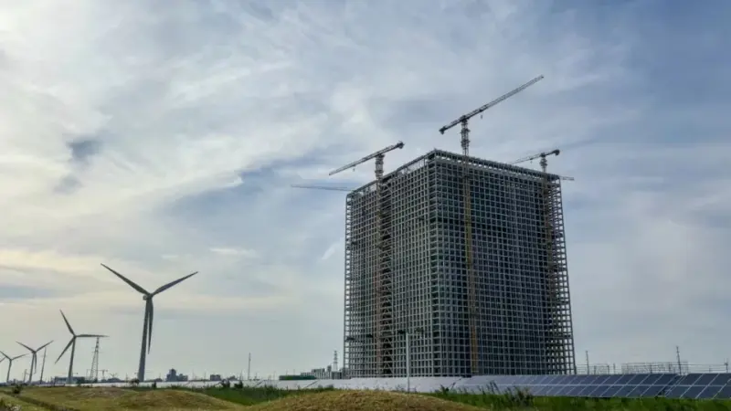 Torre que parece abandonada é, na verdade, bateria gigante de gravidade em operação na China