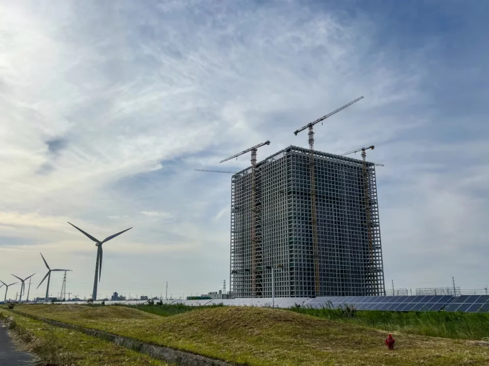 Torre que parece abandonada é, na verdade, bateria gigante de gravidade em operação na China