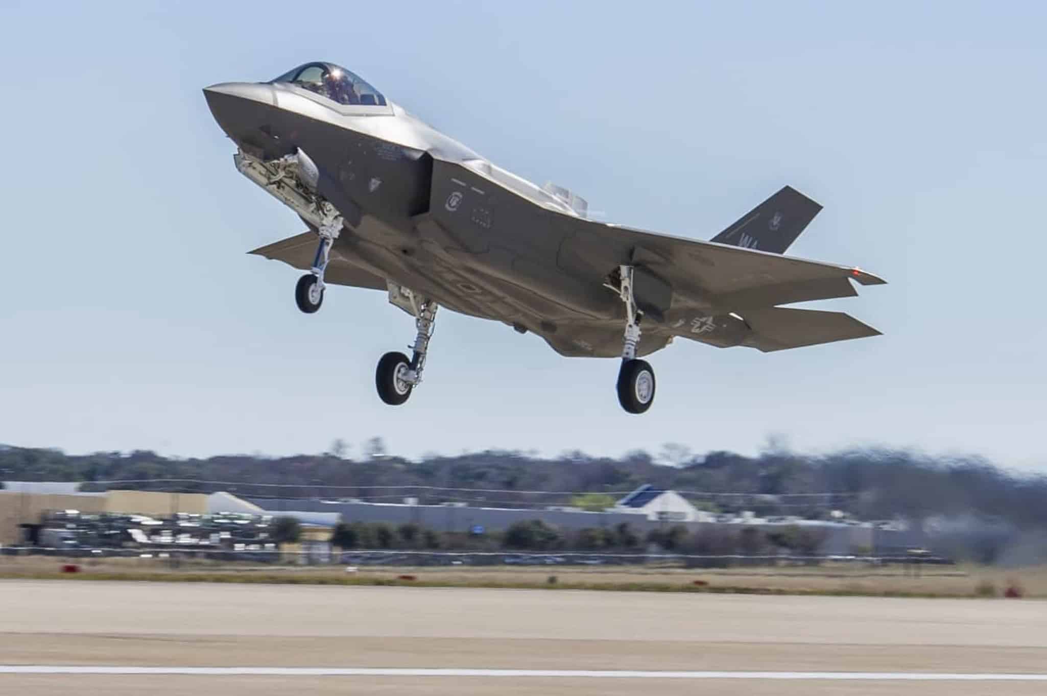 F-35 atingido pela primeira vez em combate durante operações sobre o Irã