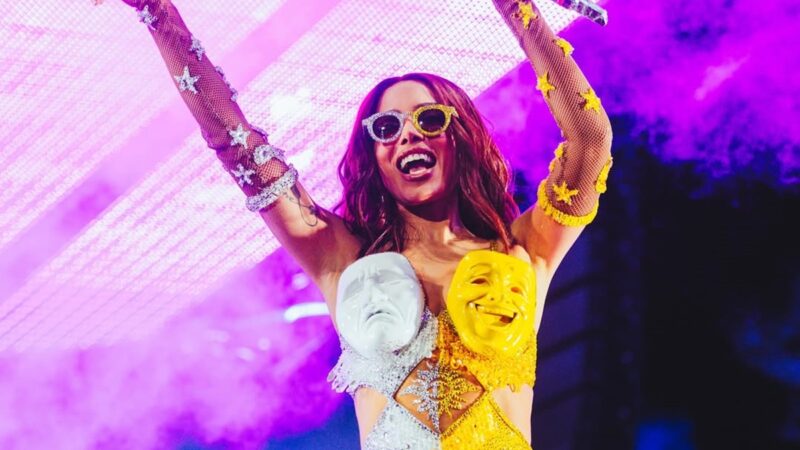 Fã que comprou look de Anitta por R$250 anuncia revenda por R$25 mil; fãs reagem