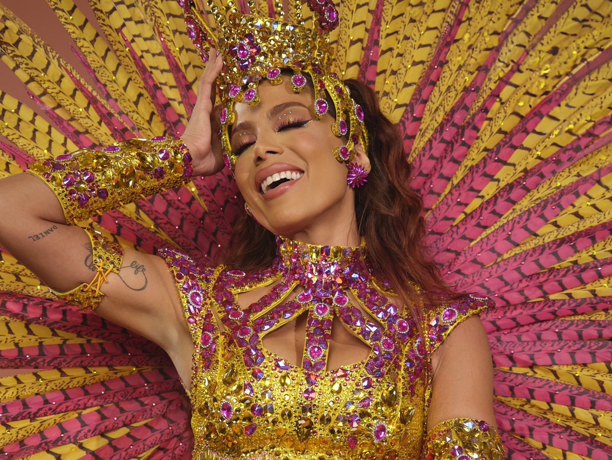 Fã que comprou look de Anitta por R$250 anuncia revenda por R$25 mil; fãs reagem