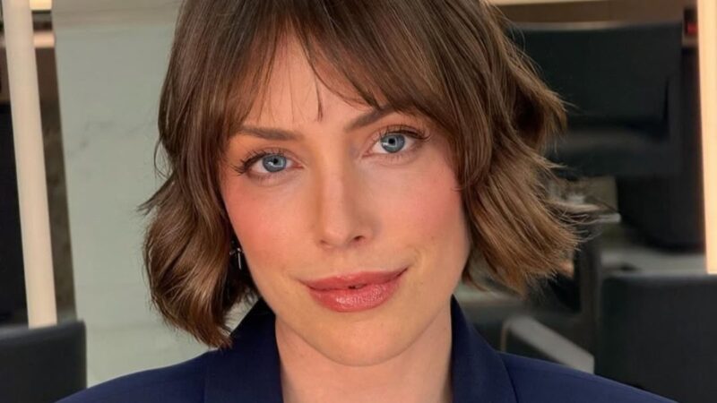 Fabiana Justus responde a internauta após anunciar compra de vestido em Paris
