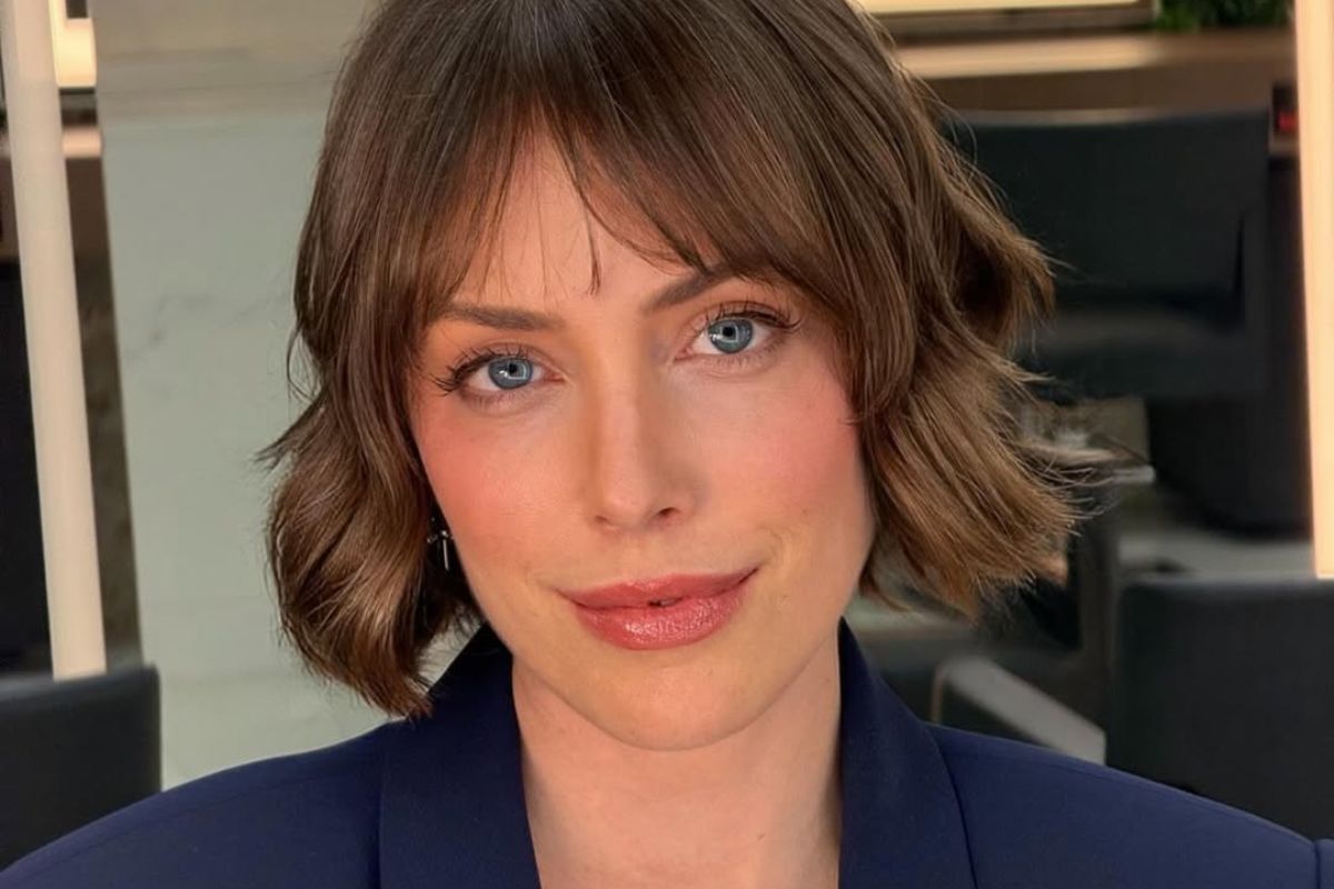 Fabiana Justus responde a internauta após anunciar compra de vestido em Paris