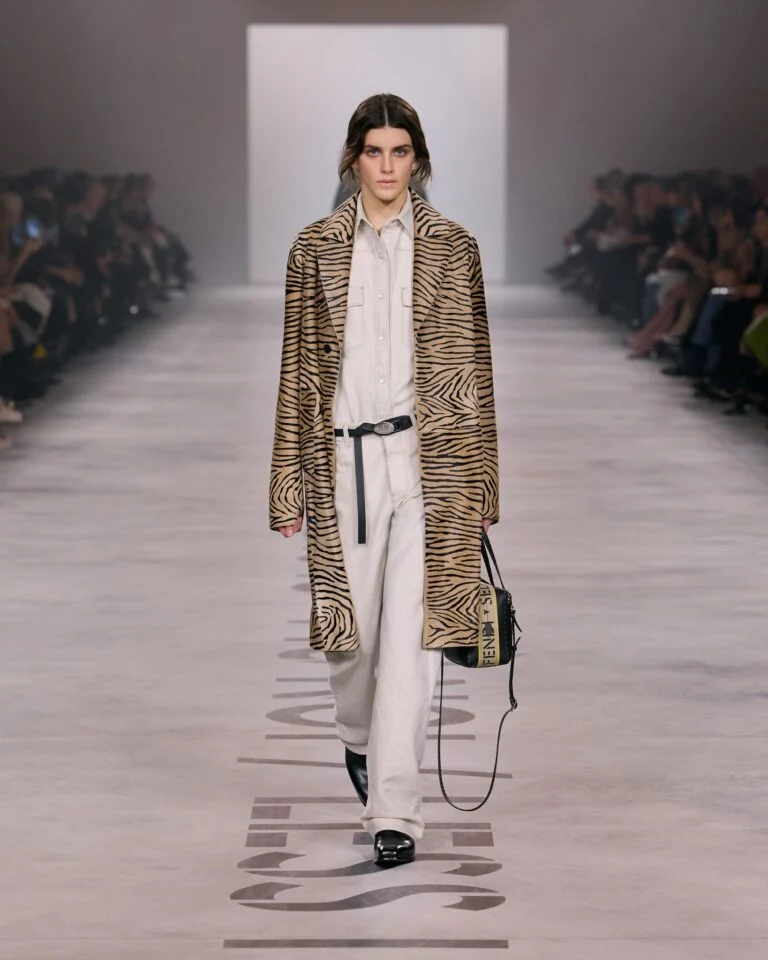 Fendi reestreia Maria Grazia Chiuri com coleção pragmática na Semana de Moda de Milão