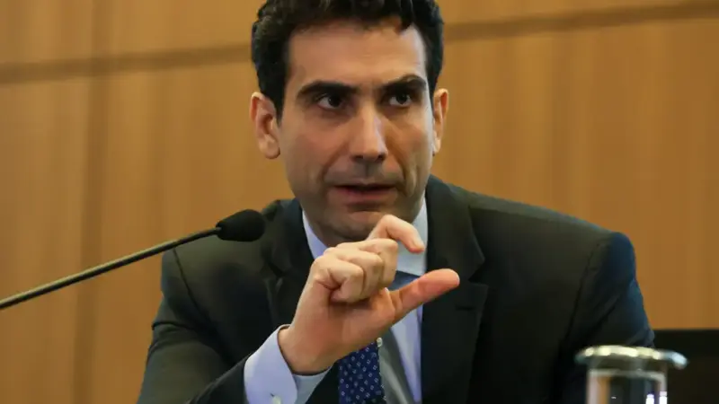 Galípolo diz que postura conservadora do BC deixa instituição em melhor posição para enfrentar choque do petróleo
