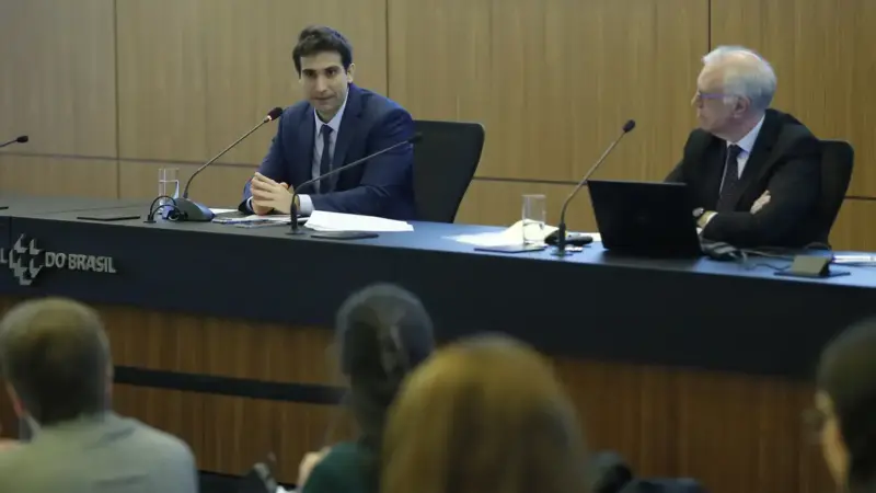 Galípolo diz que BC tem margem para avaliar efeitos da guerra no Oriente Médio sobre o Brasil