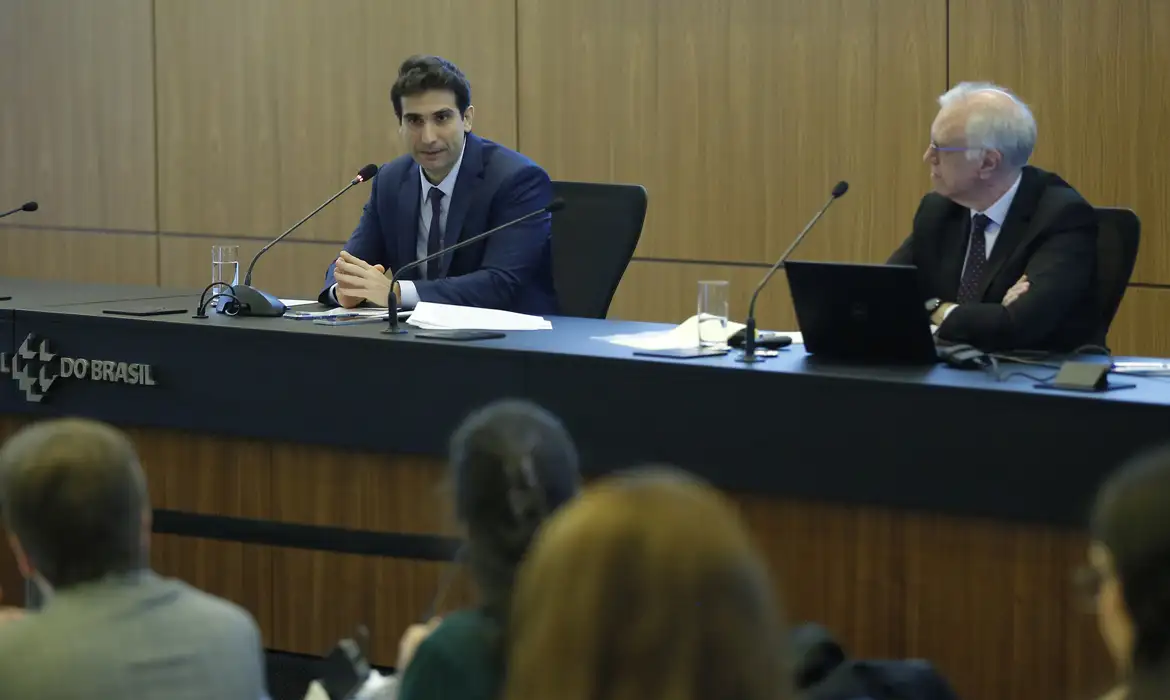 Galípolo diz que BC tem margem para avaliar efeitos da guerra no Oriente Médio sobre o Brasil