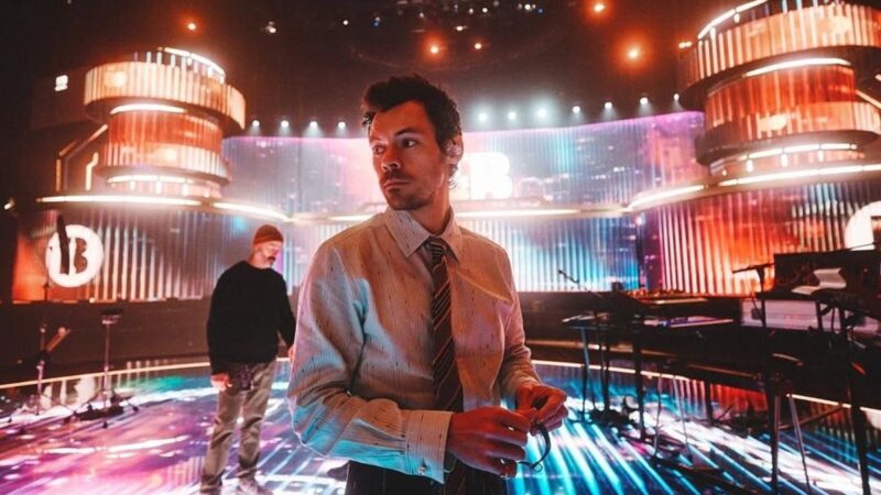 Harry Styles recebe críticas majoritariamente positivas por “Kiss All the Time. Disco, Occasionally”