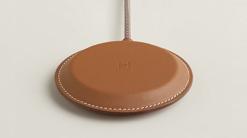 Hermès lança carregador de luxo para iPhone e Apple Watch por US$ 5.150 — sem adaptador de energia