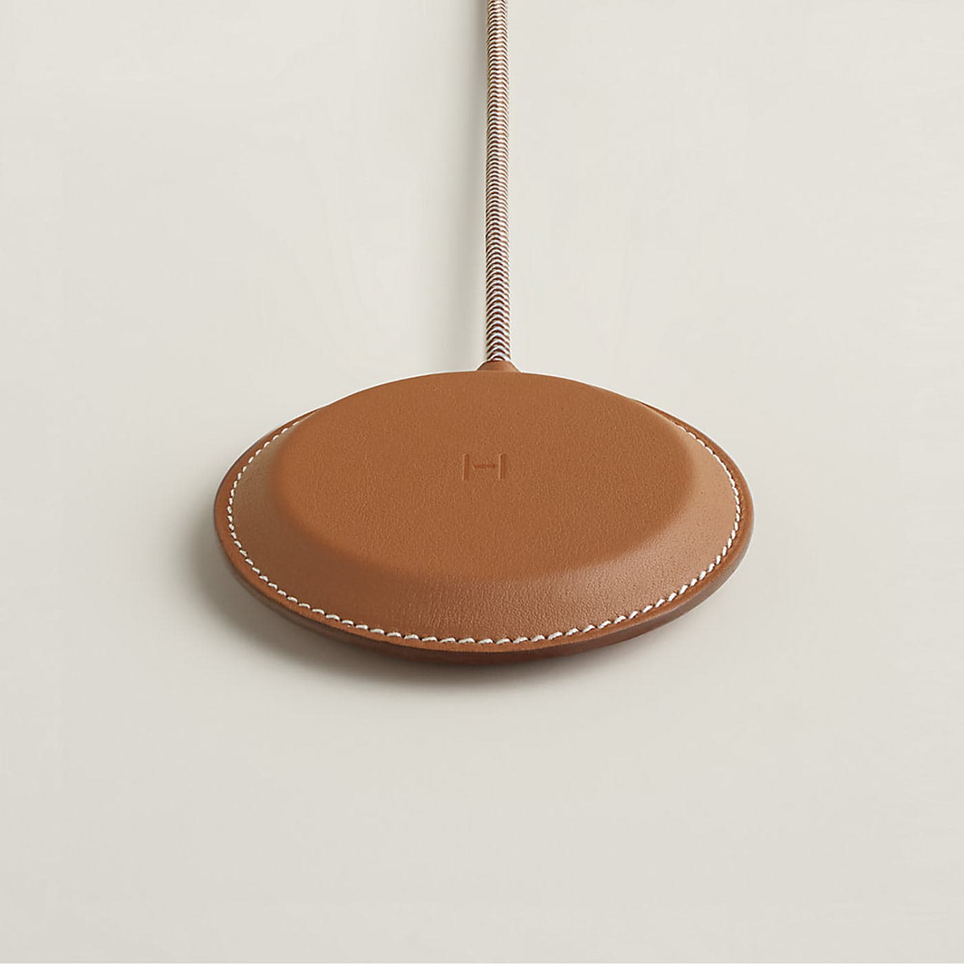 Hermès lança carregador de luxo para iPhone e Apple Watch por US$ 5.150 — sem adaptador de energia