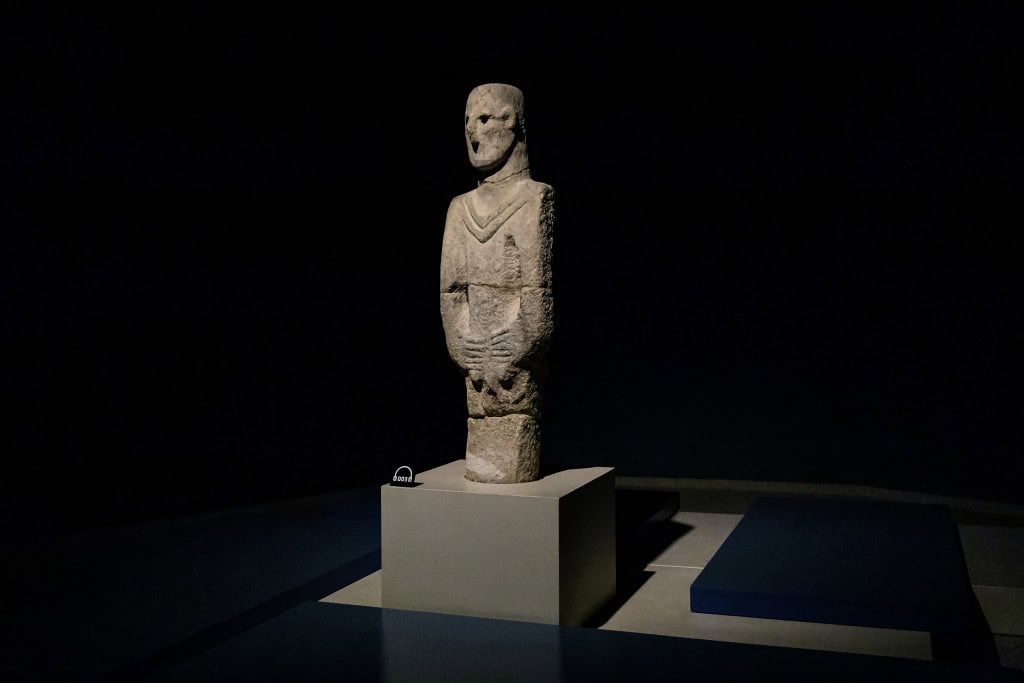 Estátua neolítica conhecida como Homem de Urfa, com pênis ereto, é alvo de estudos na Turquia