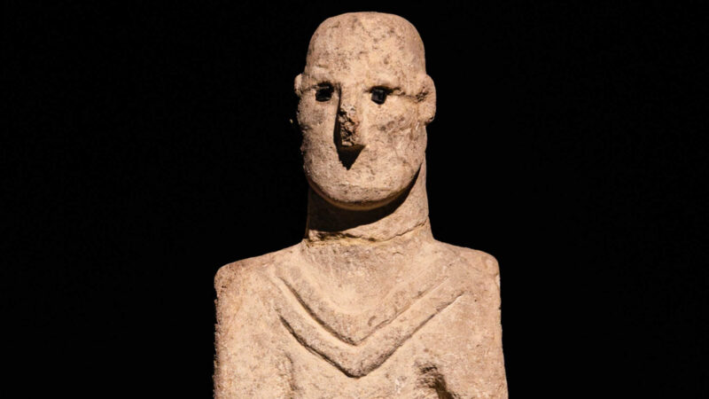 Estátua neolítica conhecida como Homem de Urfa, com pênis ereto, é alvo de estudos na Turquia