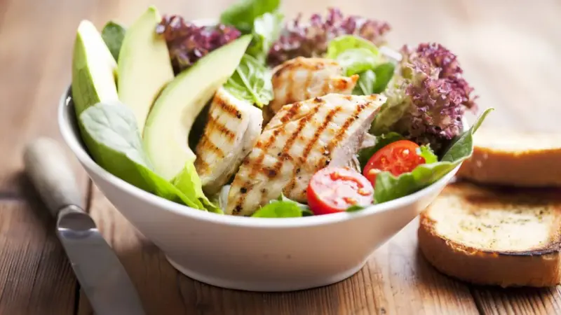 Salada proteica: como montar um jantar leve, nutritivo e prático