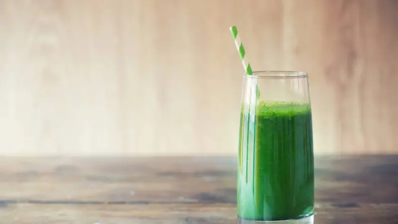 Suco e consumo de folhas verdes podem reduzir desconforto causado por intestino preso