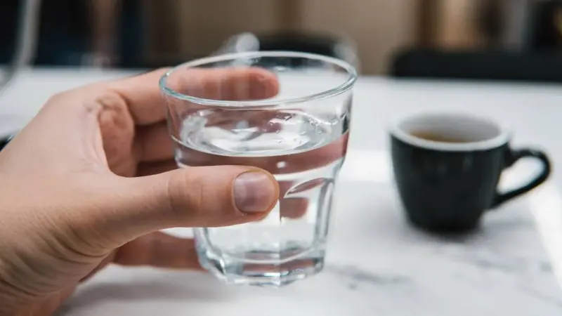 Água morna em jejum: efeitos sobre digestão, hidratação e perda de peso