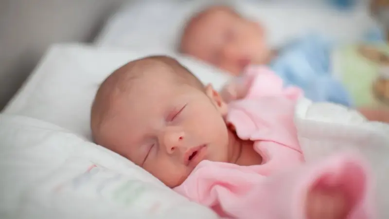 Mitos sobre o sono do bebê continuam a gerar dúvidas e preocupação entre pais
