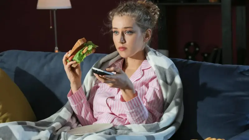 Alimentos e hábitos a evitar à noite para não comprometer a qualidade do sono
