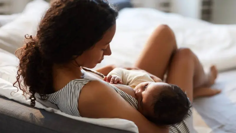 Rachaduras nos mamilos durante a amamentação: causas, prevenção e cuidados