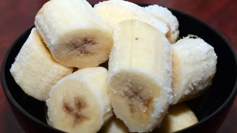 Banana congelada: como aproveitar a fruta para reduzir desperdício e criar receitas práticas