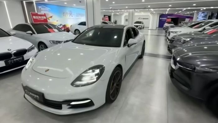 Montadora chinesa exibe veículos que copiam modelos de luxo e usa nome parecido com Mercedes