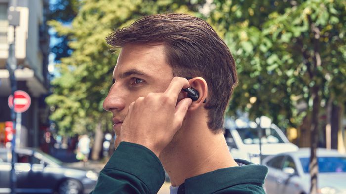 JBL lança no Brasil fone Sense Pro com design aberto e tecnologia que não obstrui o canal auditivo