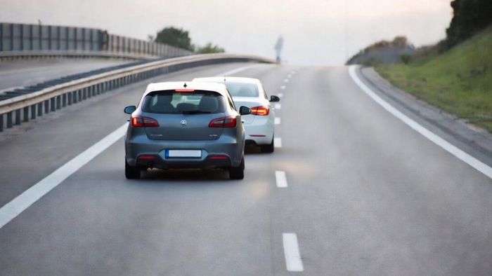 Motorista pode ser multado por “trancar” a faixa da esquerda mesmo dentro do limite de velocidade