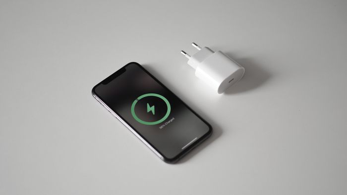 Quanto custa carregar o celular por ano e qual o impacto na conta de luz