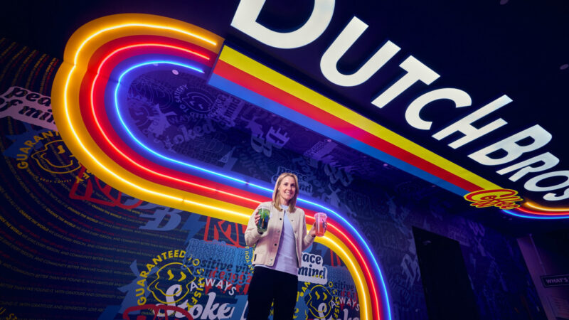 Por que a Dutch Bros vende quase só bebidas geladas e desafia a Starbucks nos EUA