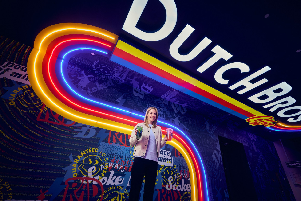 Por que a Dutch Bros vende quase só bebidas geladas e desafia a Starbucks nos EUA