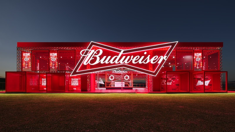 Budweiser leva nostalgia dos anos 2000 ao Lollapalooza Brasil 2026 com mixtape e fitas K7