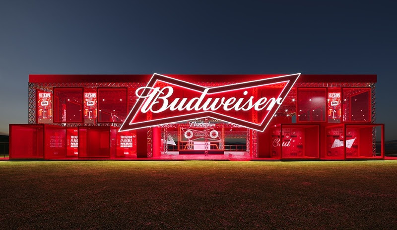 Budweiser leva nostalgia dos anos 2000 ao Lollapalooza Brasil 2026 com mixtape e fitas K7