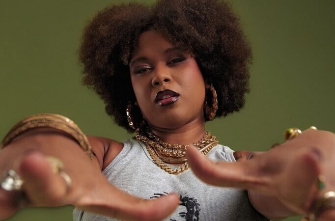 MC Luanna lança a mixtape IRREFREÁVEL e inaugura nova fase criativa