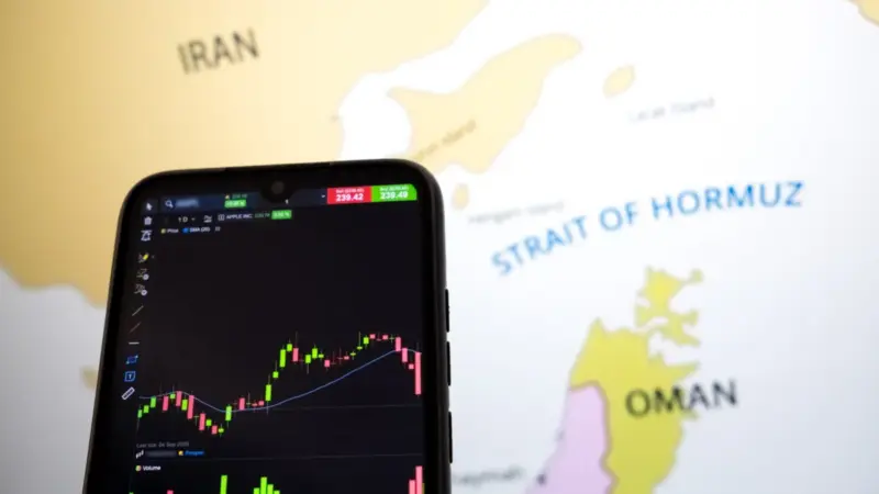 Ibovespa cai 2,64% e dólar avança com escalada de tensões no Oriente Médio