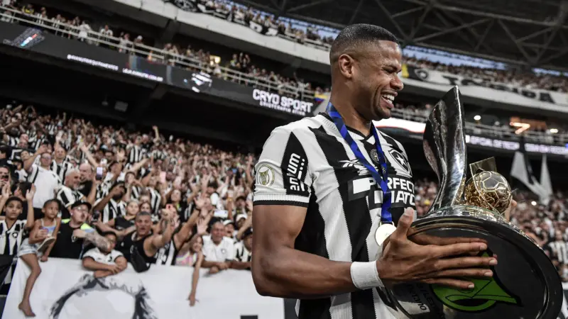 Júnior Santos celebra volta ao Botafogo e projeta dedicação para próxima temporada