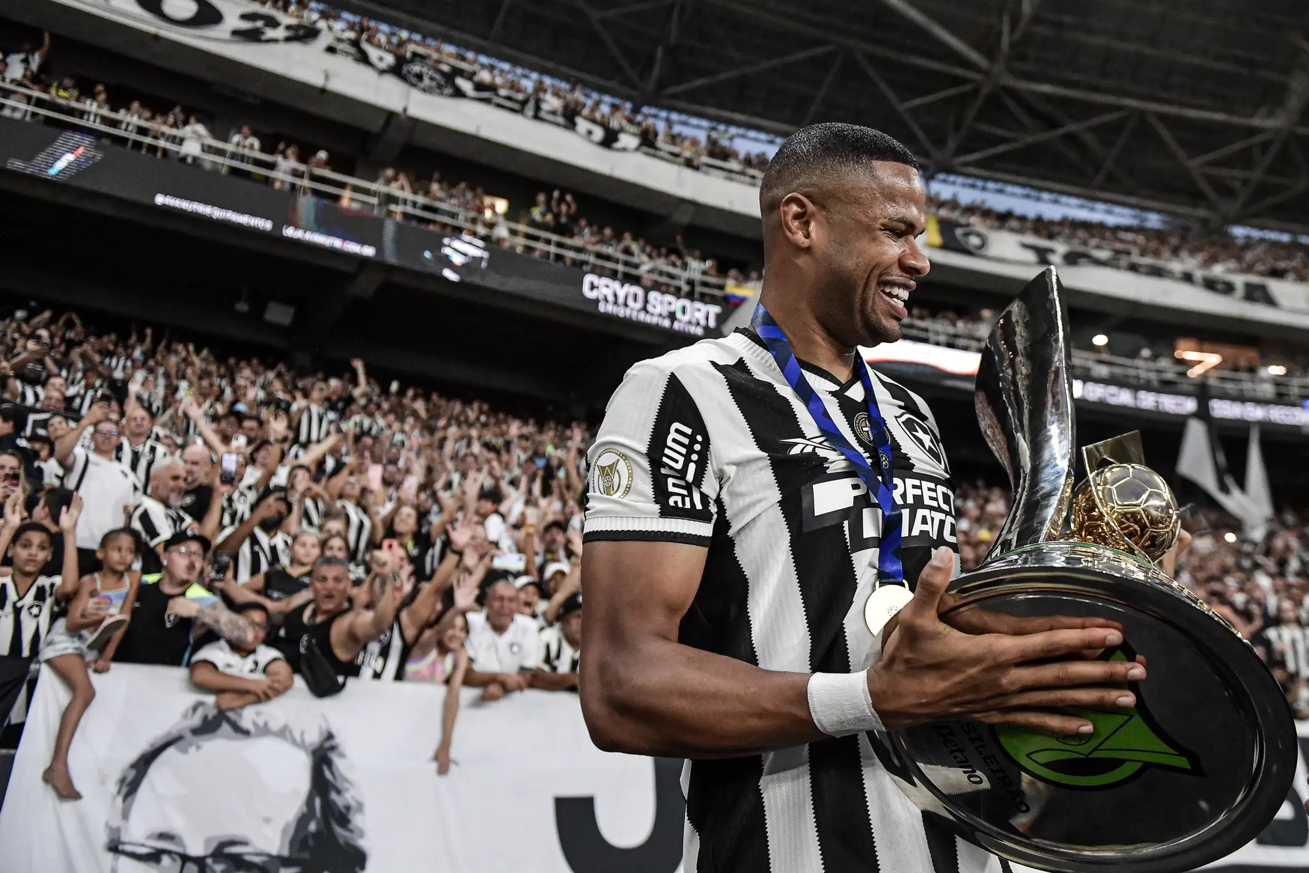 Júnior Santos celebra volta ao Botafogo e projeta dedicação para próxima temporada