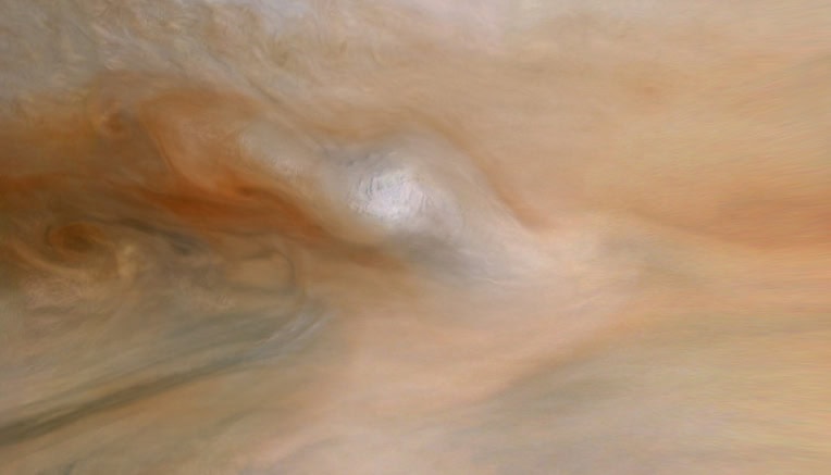 Raios em Júpiter têm até 100 vezes mais potência que na Terra, aponta sonda Juno